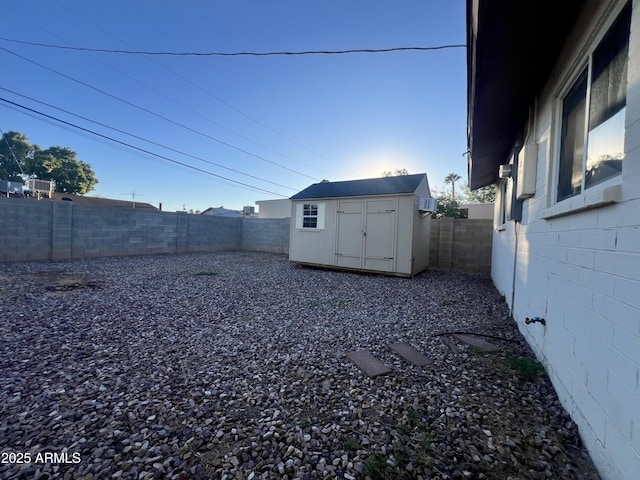 view of yard featuring a storage shed