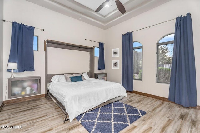 bedroom featuring wood finished floors, ceiling fan, baseboards, and recessed lighting