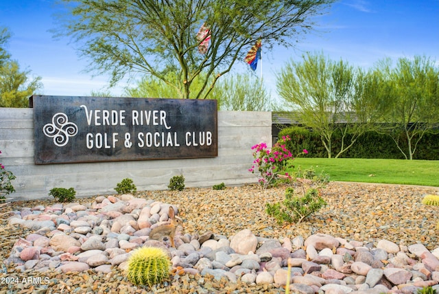 community sign with a lawn