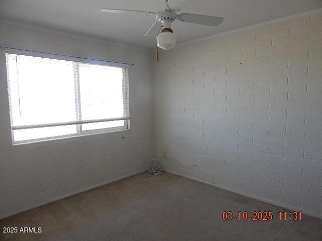 empty room featuring ceiling fan