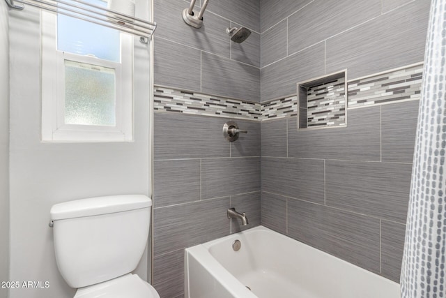 bathroom with tiled shower / bath and toilet