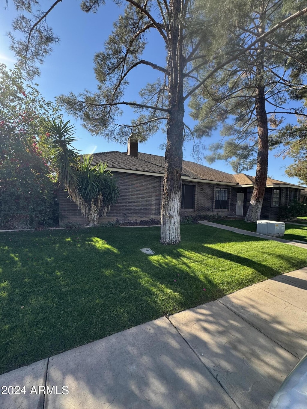 ranch-style home featuring a front lawn