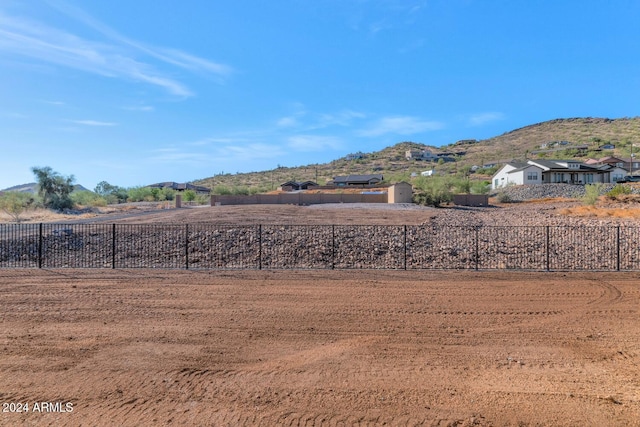 view of yard featuring a mountain view