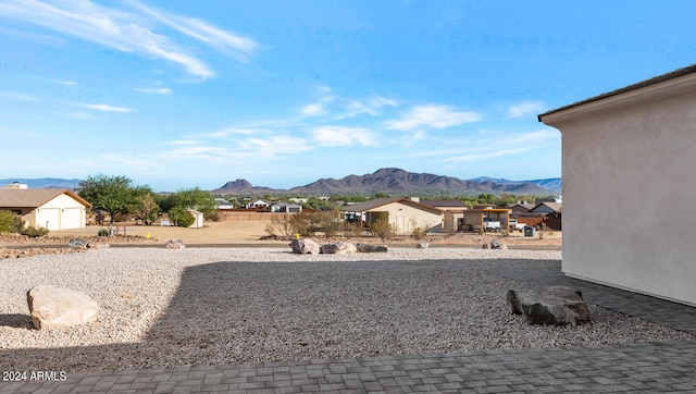 view of yard with a mountain view