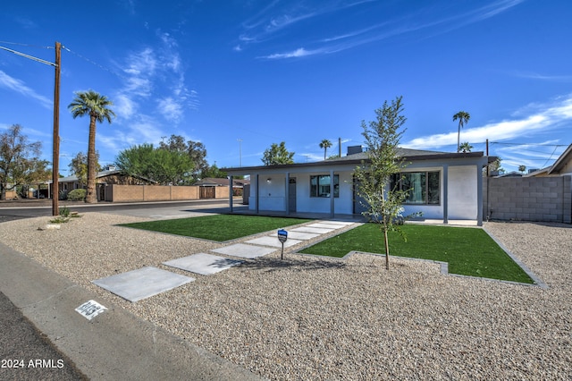 single story home with a front lawn