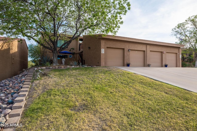 16233 E Rosetta Dr Unit 47, Fountain Hills, AZ 85268 - view of front facade featuring stucco siding, a front yard, and driveway