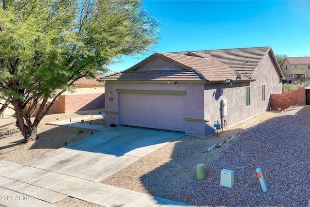 view of front facade featuring a garage