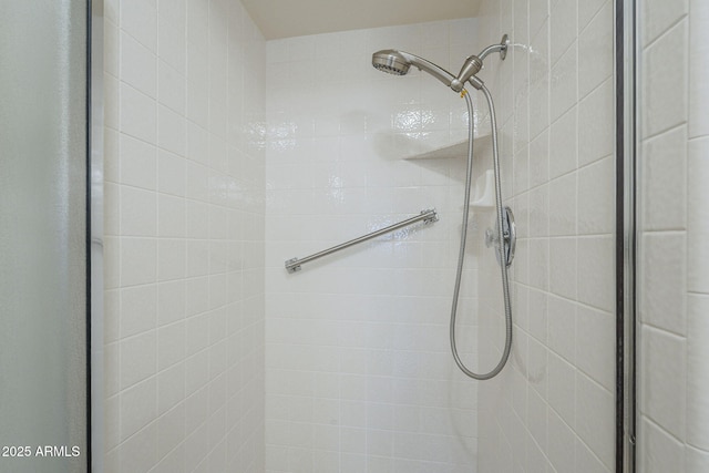 bathroom featuring tiled shower