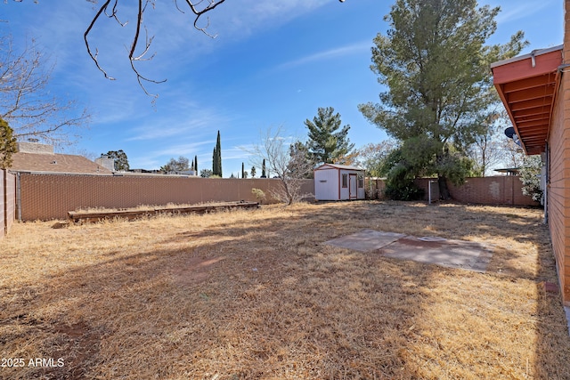 view of yard featuring a storage shed