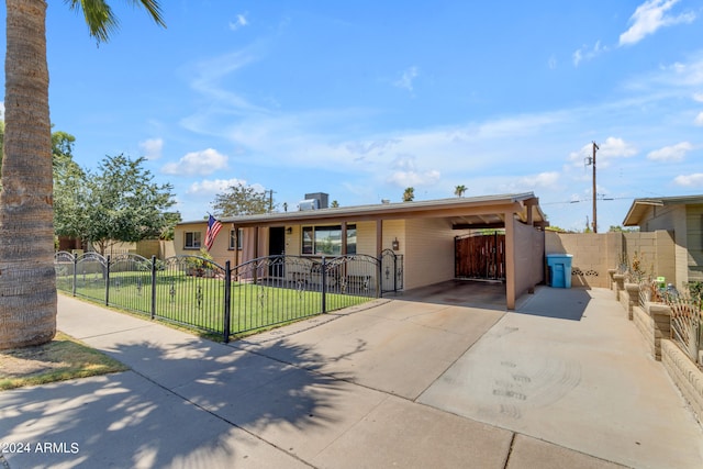 view of front of home featuring a front yard and a carport