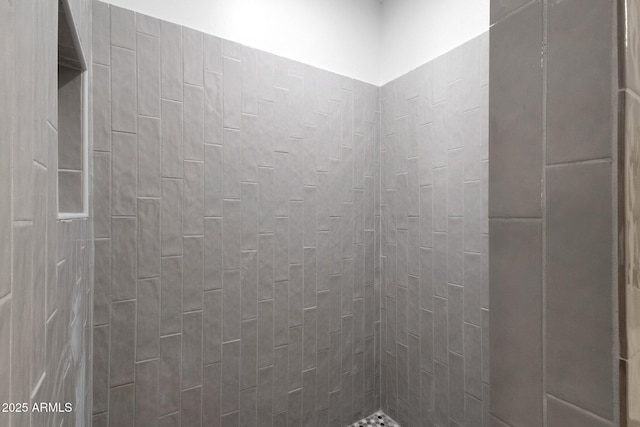 interior details with a tile shower