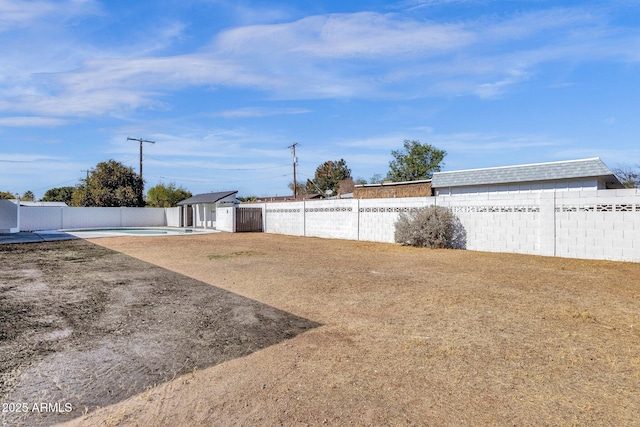 view of yard with an outbuilding