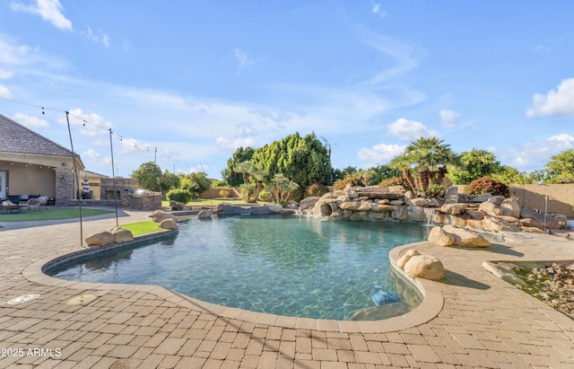 view of swimming pool featuring a pool with connected hot tub and a patio area