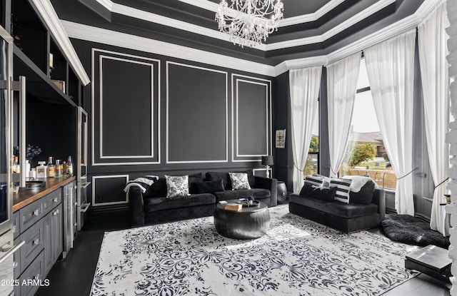 living room with bar, crown molding, and a chandelier