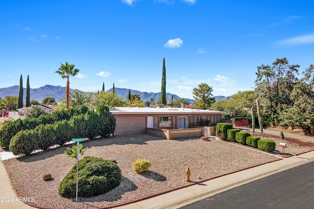 single story home featuring a mountain view