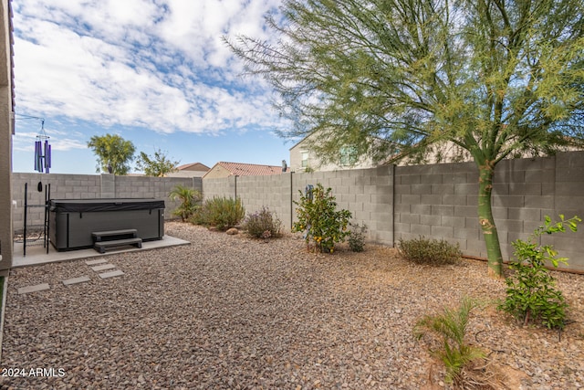 view of yard with a hot tub