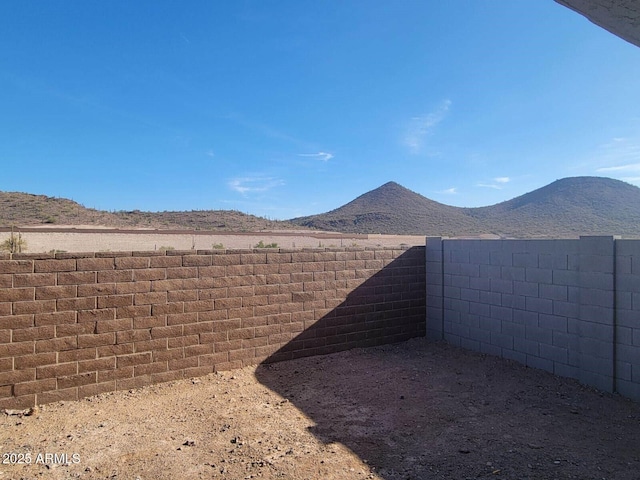 view of yard with a mountain view