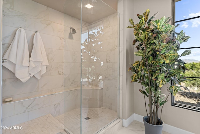 bathroom featuring a tile shower