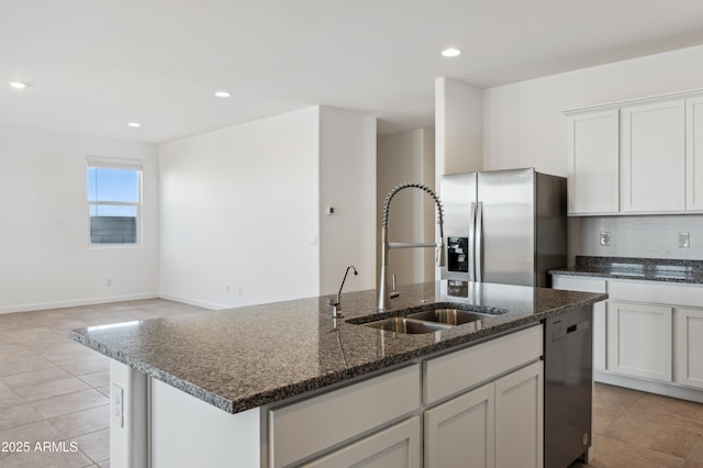 12473 E Bahia Ct, Florence, AZ 85132 - kitchen featuring stainless steel fridge, dishwasher, a sink, a kitchen island with sink, and recessed lighting