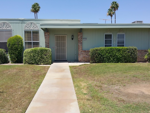 view of front of house with a front yard