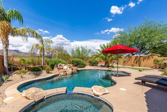 10902 E Silver Mine Rd, Gold Canyon, AZ 85118 - view of pool featuring an in ground hot tub