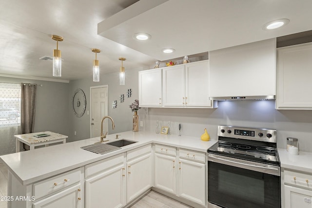 kitchen featuring stainless steel electric stove, light countertops, a sink, a peninsula, and under cabinet range hood