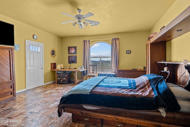 bedroom featuring ceiling fan and a textured ceiling