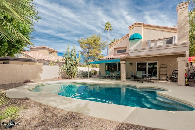 view of swimming pool featuring a patio