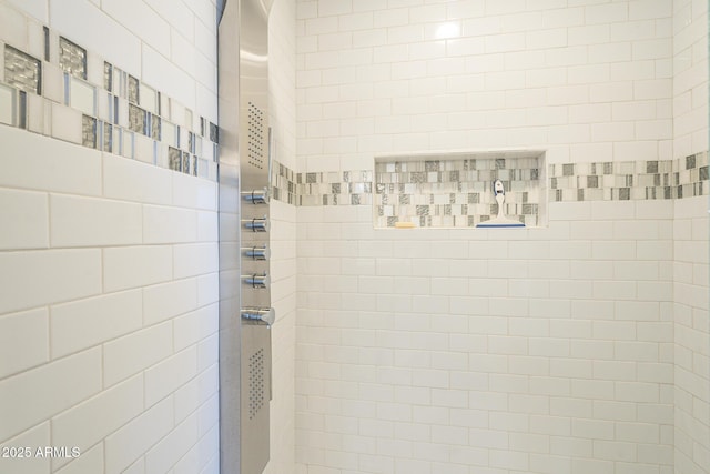 full bath with tiled shower