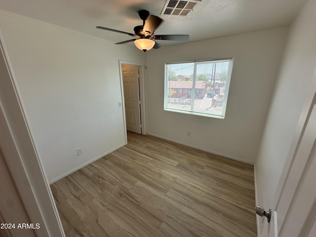 unfurnished bedroom featuring ceiling fan, a textured ceiling, and light hardwood / wood-style floors