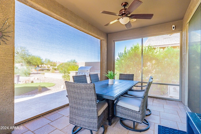 sunroom with ceiling fan