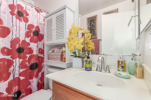 bathroom featuring a shower with shower curtain, vanity, and toilet