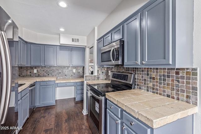 kitchen with recessed lighting, stainless steel appliances, dark wood-style flooring, visible vents, and tasteful backsplash