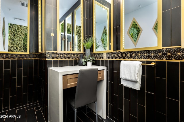 bathroom featuring tile walls