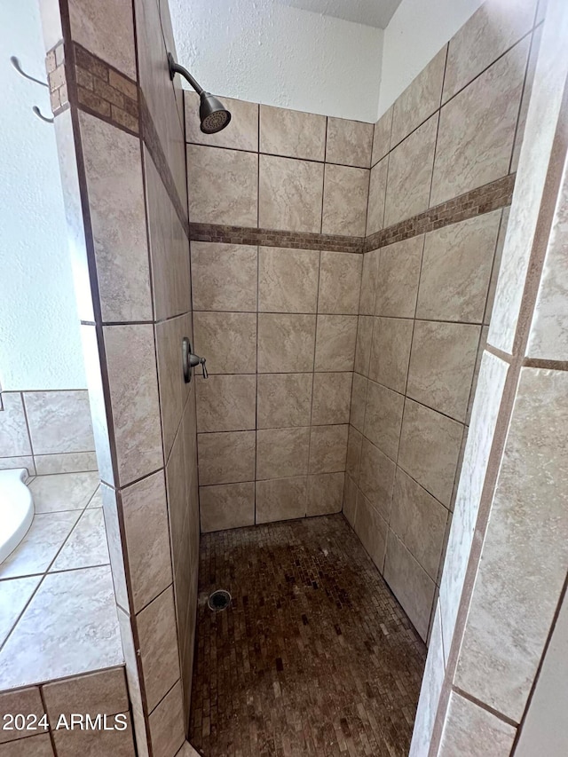 bathroom featuring tiled shower