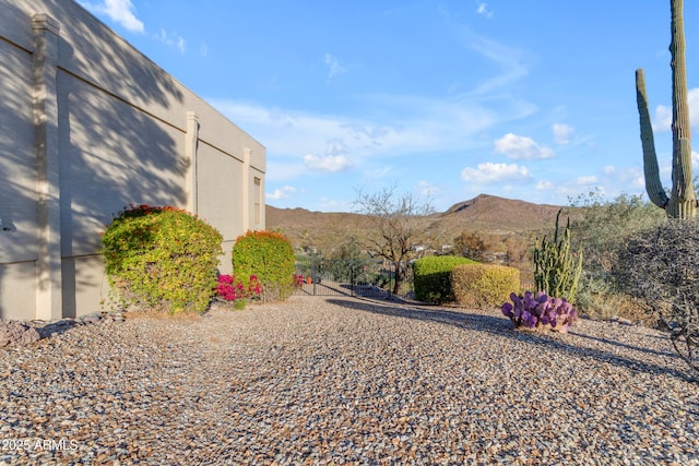 view of yard featuring a mountain view