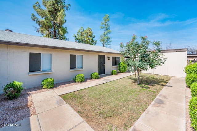 3324 S Parkside Dr, Tempe, AZ 85282 - ranch-style house with a front yard and roof with shingles