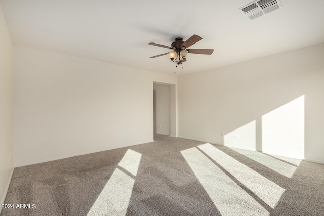 carpeted empty room featuring ceiling fan