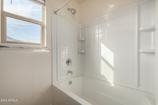 bathroom with tiled shower / bath combo