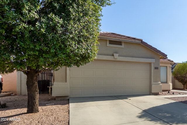 view of front facade featuring a garage