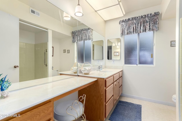 full bath with vanity, a tile shower, toilet, baseboards, and visible vents