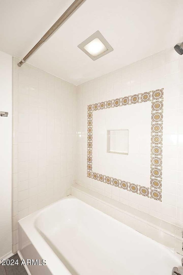 bathroom with tiled shower / bath combo