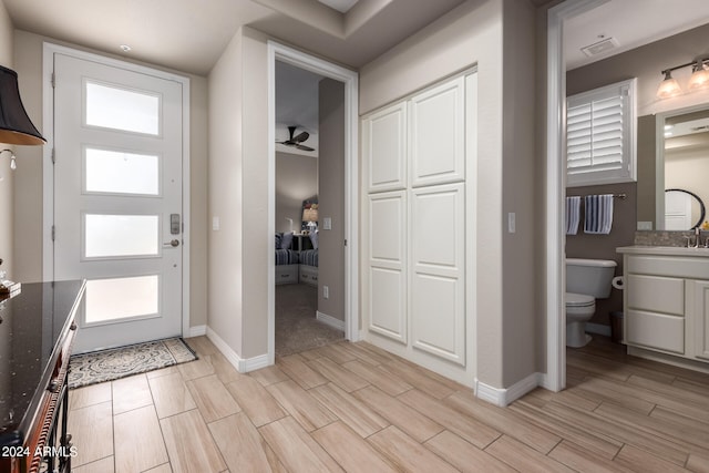 foyer featuring ceiling fan