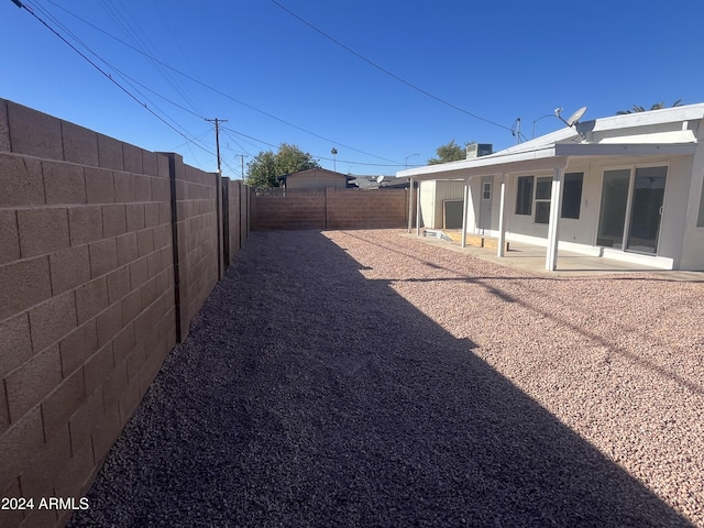 view of yard featuring a patio area