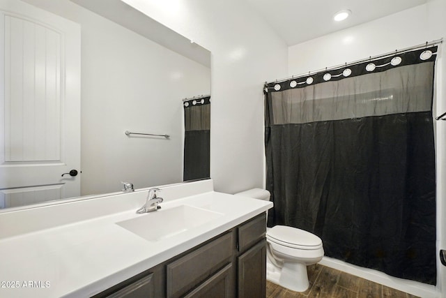 full bath with curtained shower, wood finished floors, vanity, toilet, and recessed lighting
