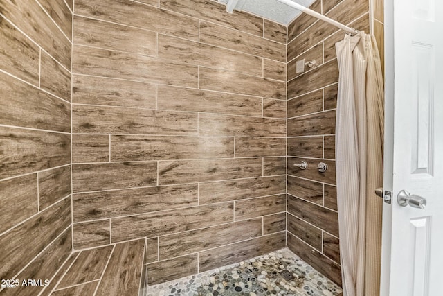 bathroom featuring tiled shower