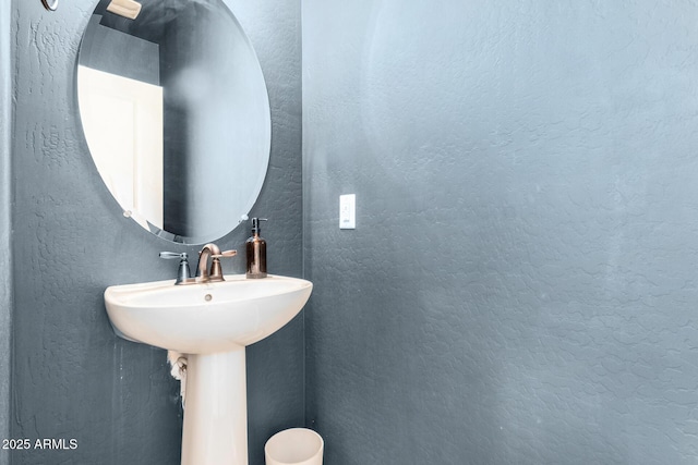 1250 N Abbey Ln Unit 206, Chandler, AZ 85226 - bathroom with a textured wall