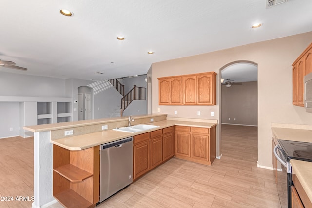 kitchen with ceiling fan, sink, kitchen peninsula, appliances with stainless steel finishes, and light hardwood / wood-style floors