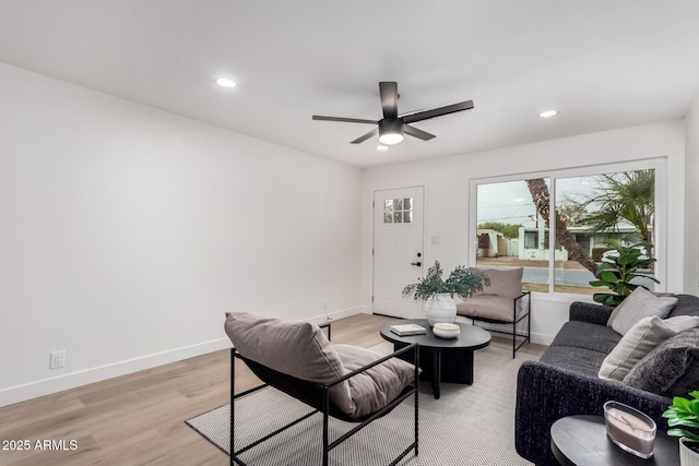 living area featuring recessed lighting, light wood-type flooring, baseboards, and a ceiling fan