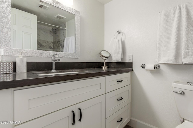 full bathroom with toilet, curtained shower, visible vents, and vanity